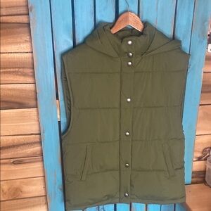 American Eagle Outfitters Olive Green Hooded Puffer Vest size small snap up